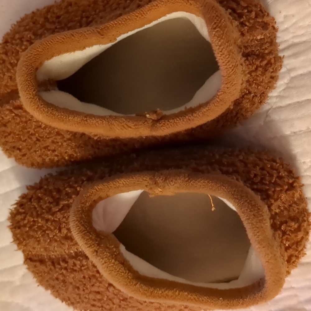 🤎 Brown Fuzzy Kids Slippers - Picture 5 of 6